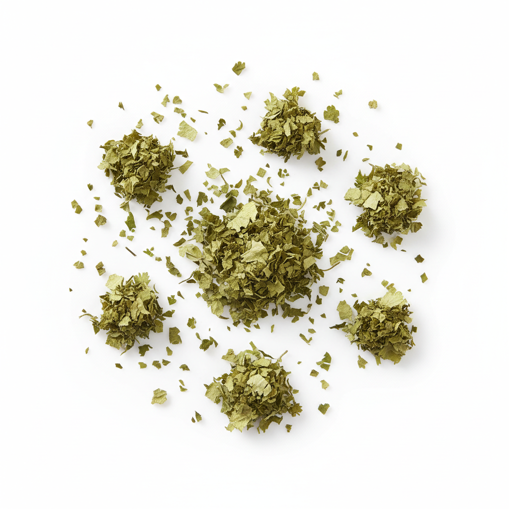 Cilantro deshidratado en escamas sobre fondo blanco