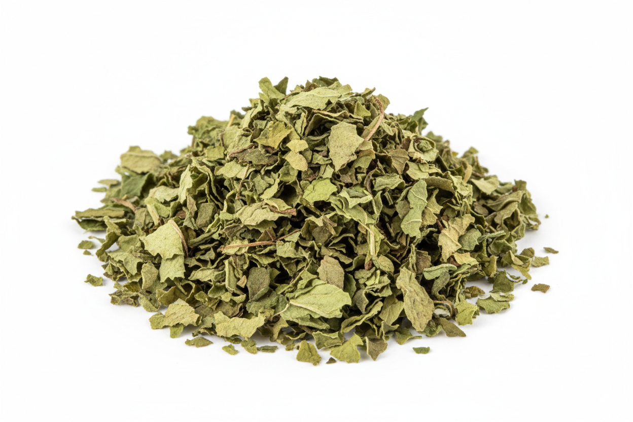 Un montoncito de Menta deshidratada en escamas.