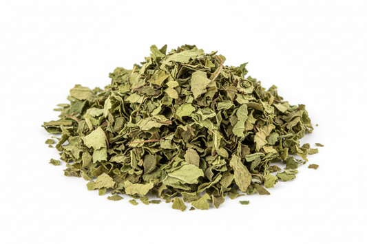 Un montoncito de Menta deshidratada en escamas.