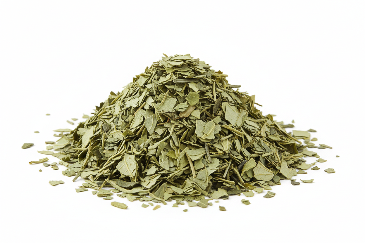 Un montoncito de té verde en escamas sobre fondo blanco